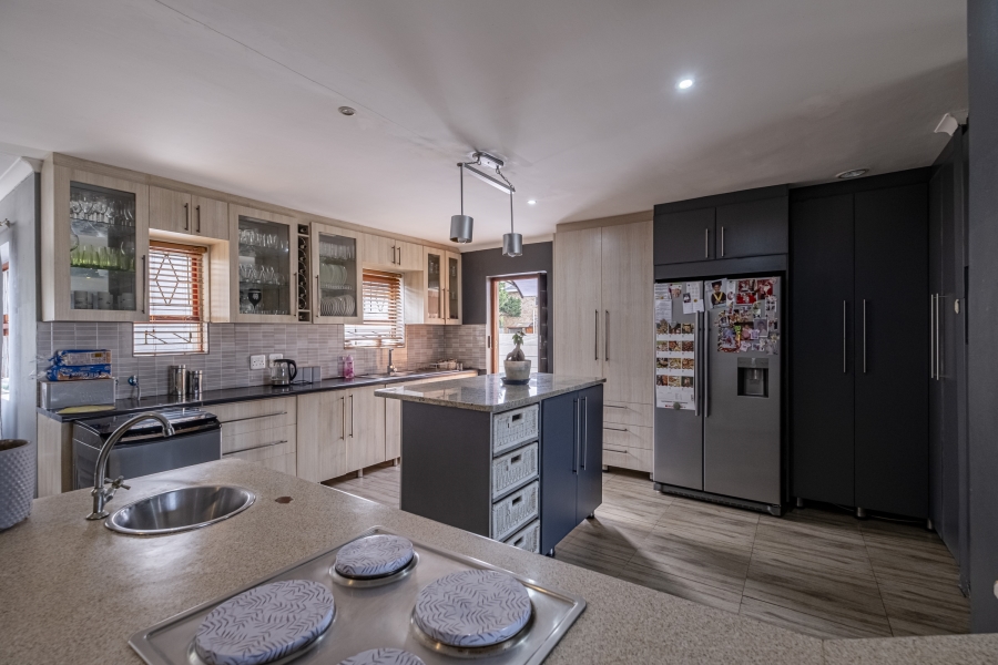 6 Bedroom Property for Sale in Summerstrand Eastern Cape